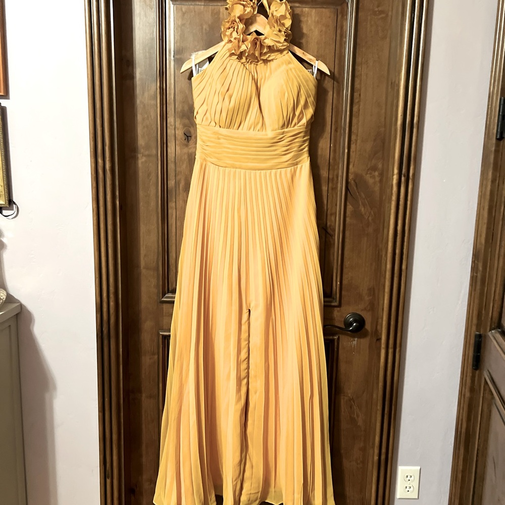 Gold elegant wide leg jumpsuit in medium. Super classy!  Never worn